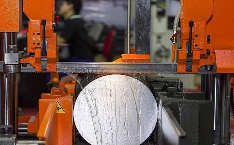 九真镇立式金属带锯床切削出现跑带故障解决方法！